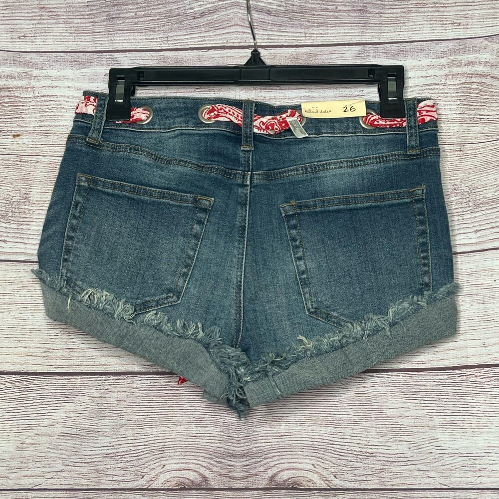 Altar'd State Marlo Button Fly Bandana Belt Distressed Denim Shorts Size 26 New - Picture 3 of 10